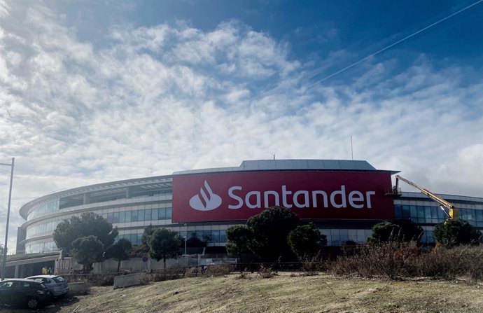 Uno de los edificios de la Ciudad Financiera del Grupo Banco Santander cerca de la localidad madrileña de Boadilla del Monte.