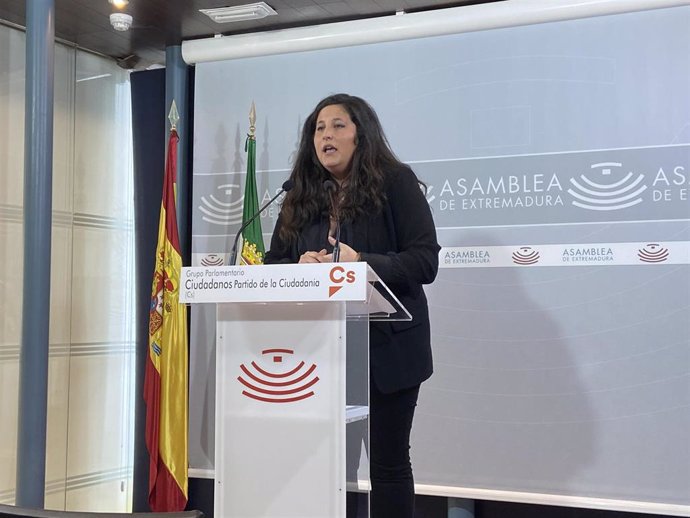 La diputada de Ciudadanos en la Asamblea de Extremadura Marta Pérez, en rueda de prensa para valorar el paro en enero en Extremadura