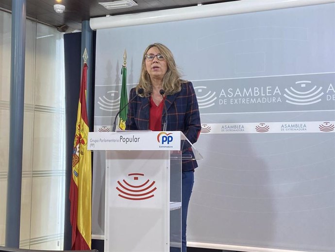 La portavoz del PP en la Asamblea, Cristina Teniente, en rueda de prensa para valorar el paro en enero en Extremadura