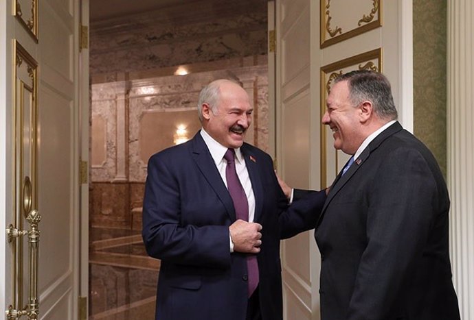 Alexander Lukashenko, presidente de Bielorrusia, y Mike Pompeo, secretario de Estado norteamericano