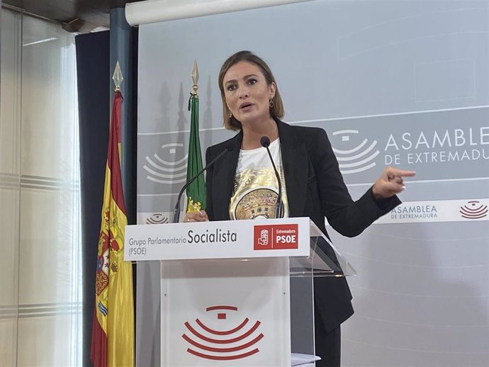La portavoz del PSOE en la Asamblea, Lara Garlito, en rueda de prensa para valorar los datos de paro en enero en Extremadura