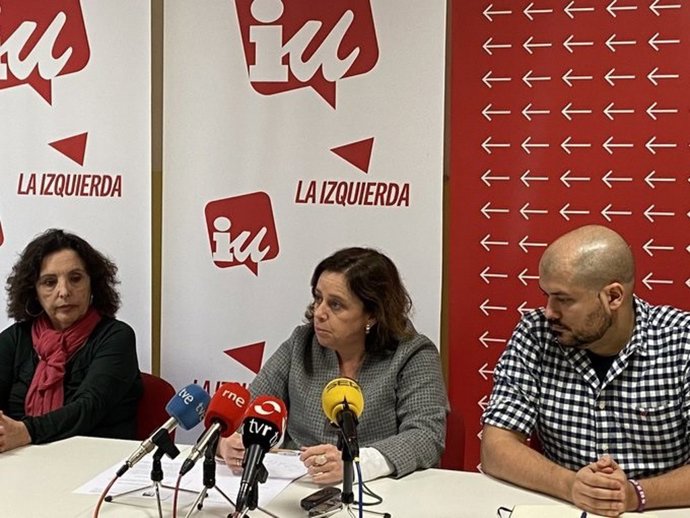 La diputada de Izquierda Unida, Henar Moreno, junto al responsable del Área de Salud de Ezker Anitza, Asier Muñoz, y la responsable del Área de Mayores de IU Rioja, Juana Clavero