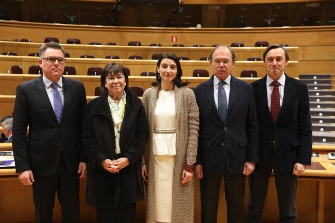 Pilar Llop, presidenta del Senado, en medio de los miembros de la Mesa de la Cámara.