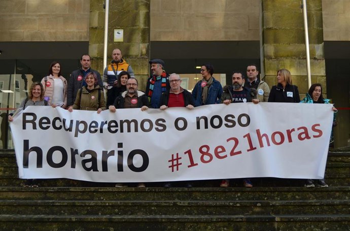 Concentración de sindicatos por el horario lectivo en la EGAP