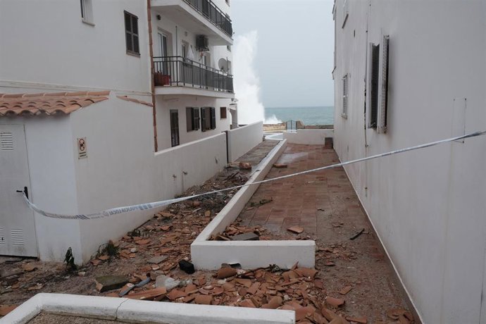 Una calle cortada por elementos de inmuebles dañados tras el paso de la borrasca 'Gloria' en Mallorca.