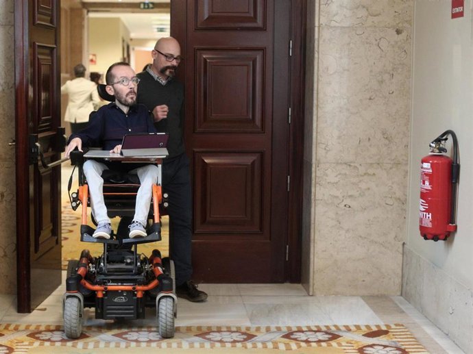 El portavoz de Unidas Podemos en el Congreso, Pablo Echenique (izq) y  diputado de Unidas Podemos, Txema Guijarro (dech), a su llegada a una Junta de Portavoces del Congreso