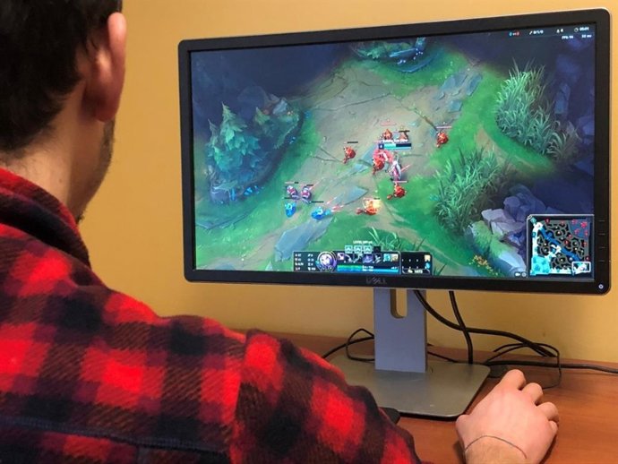 Una persona jugando al videojuego League of Legends (LoL)