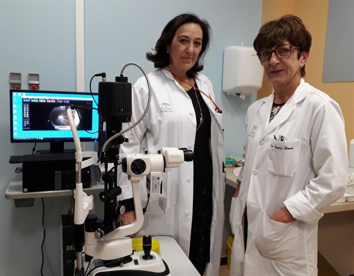 Las dos doctoras responsables de los servicios de Oftalmología y Anestesiología del Hospital Universitario de Valme, Ana García Bernal y Mercedes Echevarría, respectivamente