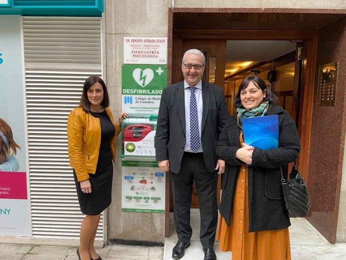 La alcaldesa de Santander (izda), Gema Igual, con el presidente del Colegio de Médicos de Cantabria, Javier Hernández de Sande, y la concejala de Salud