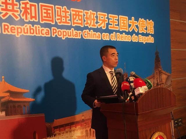 Yao Fei, encargado de Negocios de la Embajada de China en España, comparece ante la prensa