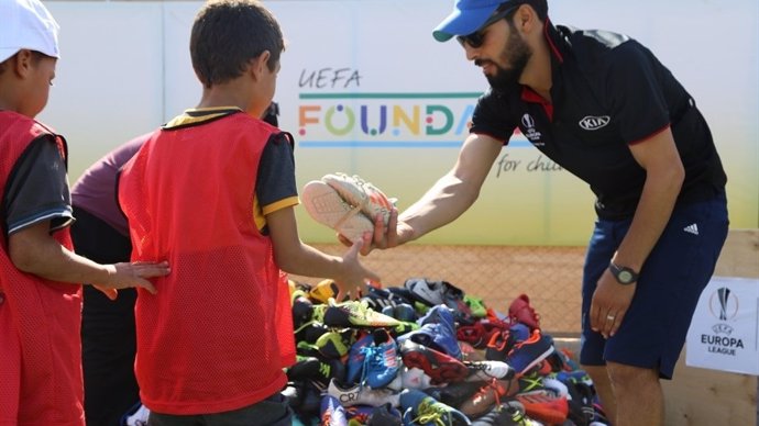 Fútbol.- La UEFA recogerá botas para refugiados sirios en siete ciudades europea