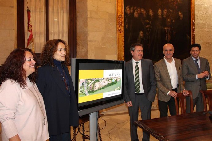 Espadas, durante la firma del acuerdo con Altadis