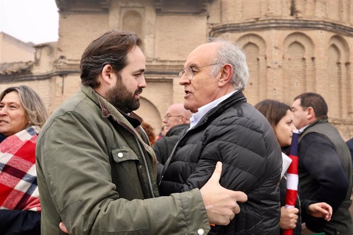 El presidente del PP de C-LM, Paco Núñez, abrazando al secretario general de Asaja en la región, José María Fresneda