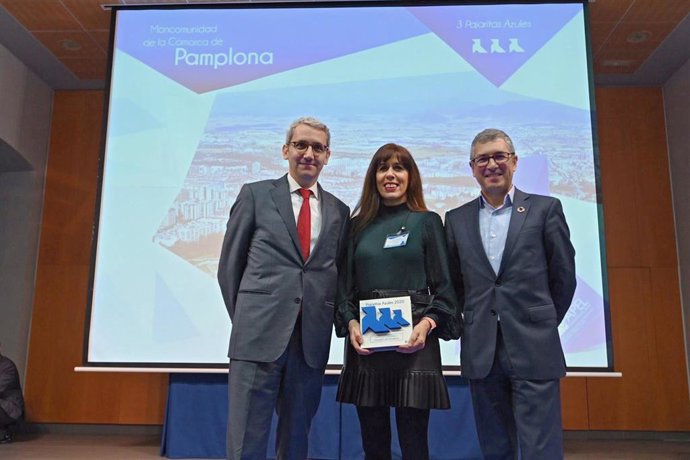 Esporrín, vicepresidenta de la MCP, con el reconocimiento por la recogida de papel y cartón