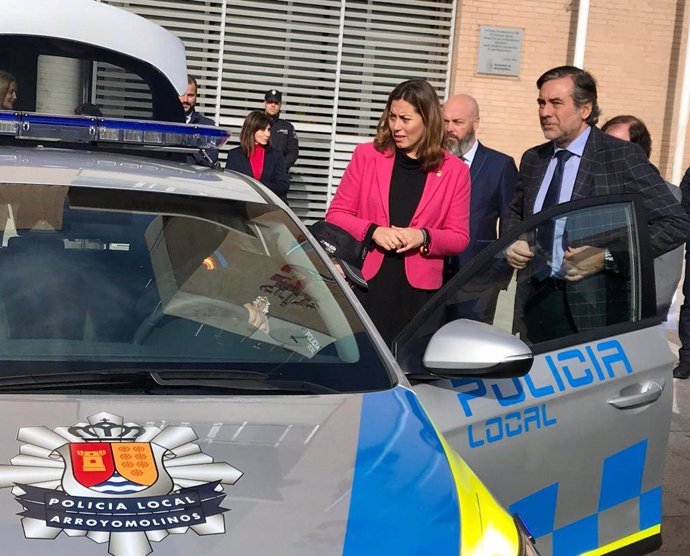 La alcaldesa de Arroyomolinos, Ana Millán, junto al consejero de Justicia, Interior y Víctimas de la Comunidad de Madrid, Enrique López.
