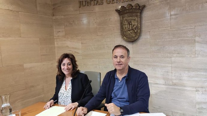 El portavoz de la coalición en las Juntas generales, Kike Fernandez de Pinedo, y la procuradora y parlamentaria Eva Lopez de Arroyabe,