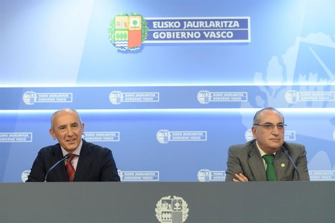 Rueda de prensa tras el consejo de gobierno del portavoz josu erkoreka con el consejero iñaki arriola