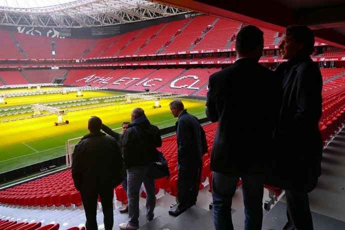 La delegación sueca visita, junto a representantes de la Ertzaintza, el estadio de San Mames.