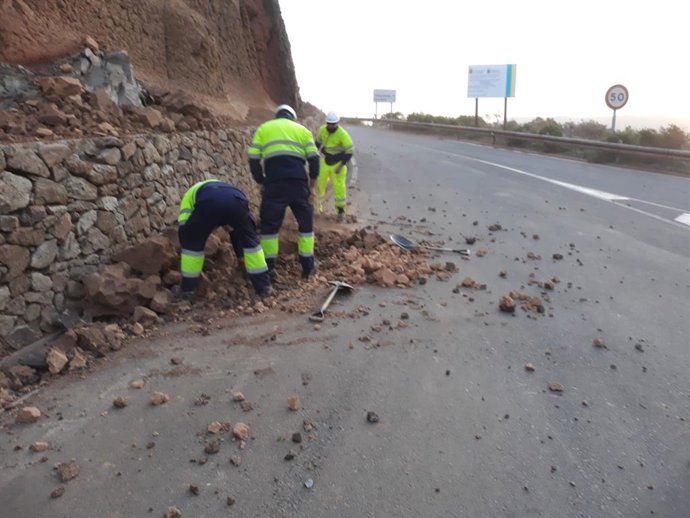 El fuerte viento provoca un pequeño desprendimiento en una carretera de La Gomera