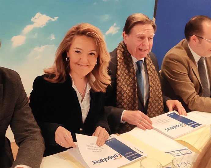 El alcalde de Oviedo, Alfredo Canteli, y la portavoz del PP en la Junta General, Teresa Mallada, participan en una reunión de trabajo