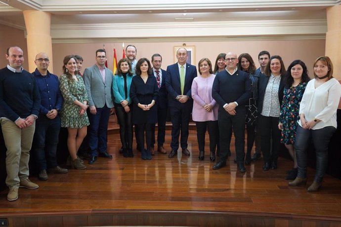 De Vicente con los nuevos funcionarios de la Diputación de Segovia.