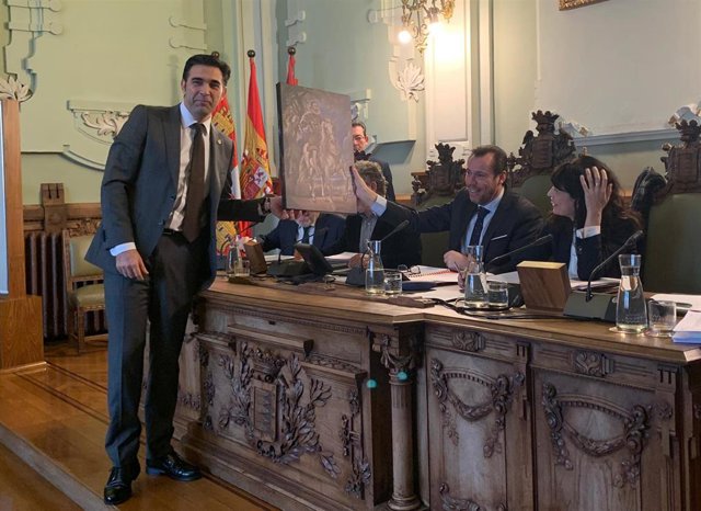 El portavoz de Vox, Javier García Bartolomé, entrega a Óscar Puente una réplica del retrato ecuestre del Duque de Lerma.