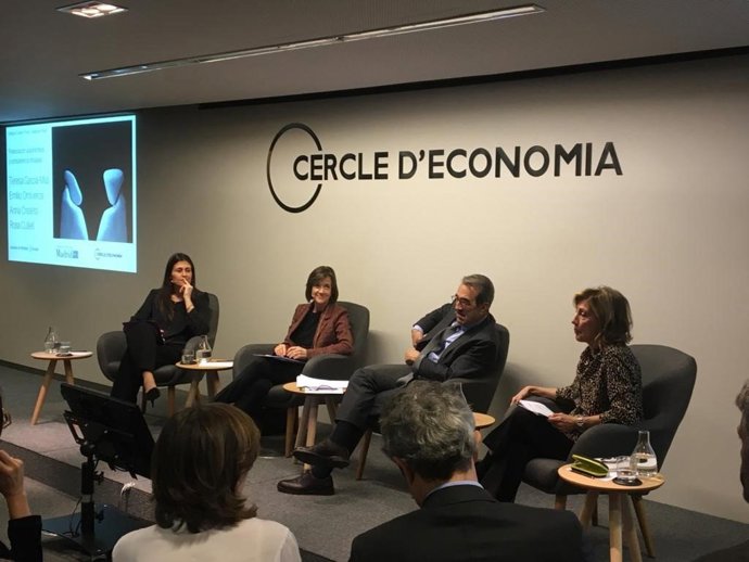 La directora de El Periódico de Catalunya, Anna Cristeto; la directora de la BCN Graduate School of Economics, Teresa Garcia-Mil; el presidente de Analistas Financieros Internacionales, Emilio Ontiveros, y la periodista Rosa Cullell.