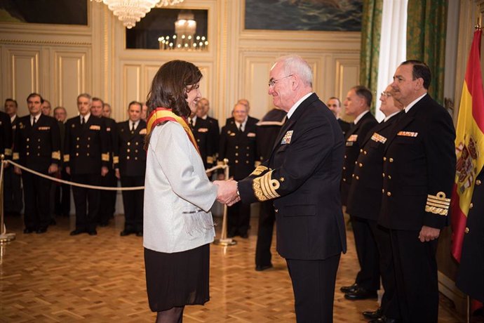 María Saavedra en el momento de recibir la Gran Cruz al Mérito Naval