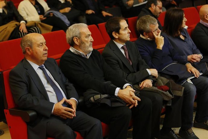 A la ízquierda, el exalcalde de Granada José Torres Hurtado, en el banquillo junto al exdirector de Obras Manuel Lorente