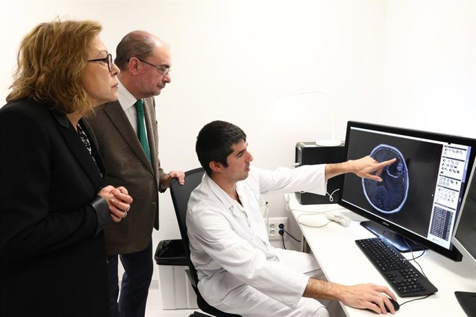 El presidente de Aragón, Javier Lambán, y la consejera de Sanidad, Pilar Ventura, han visitado el Hospital San Jorge con motivo de la puesta en marcha de la Resonancia Magnética