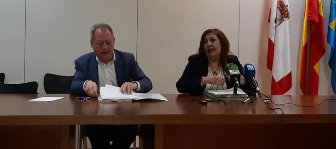 Los concejales del Ayuntamiento de Gijón, Aurelio Martín (IU) y Marina Pineda (PSOE), en rueda de prensa tras la Junta de Gobierno local