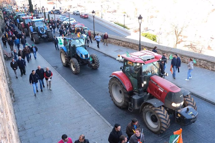 Una fila de tractores avanza por las calles de Toledo, junto a los asistentes a la manifestación de agricultores y ganaderos en Toledo /Castilla-La Mancha (España), a 4 de febrero de 2020.