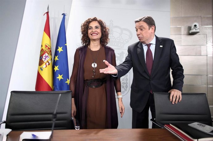 La ministra de Hacienda y Portavoz del Gobierno, María Jesús Montero, y el ministro de Agricultura y Pesca, Luis Planas, momentos antes de empezar la rueda de prensa ante los medios de comunicación tras el Consejo de Ministros.