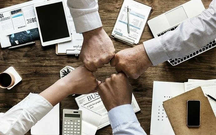 Equipo chocando los puños tras conseguir su objetivo