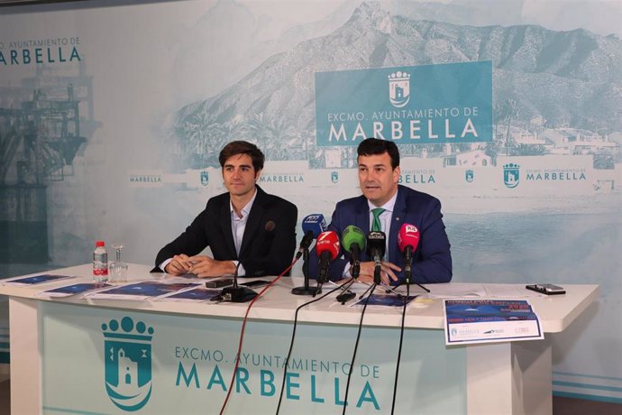 L concejal de Fomento Económico de Marbella (Málaga), Cristóbal Garre, en rueda de prensa