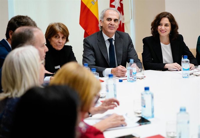 Imagen de recurso del consejero de Sanidad, Enrique Ruiz Escudero, y de la presidenta de la Comunidad de Madrid, Isabel Díaz Ayuso, durante una reunión con un comité multidisciplinar en relación al coronavirus.