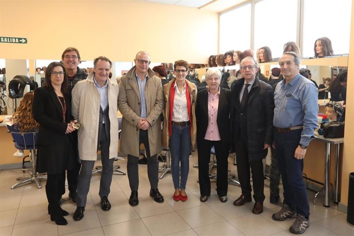 La Presidenta Chivite, junto al consejero Gimeno y resto de autoridades y responsables de la Escuela Taller de Etxabakoitz.