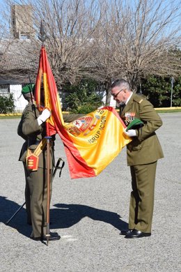 Un militar besa la bandera en el acuartelamiento Torreblanca de Sevilla.