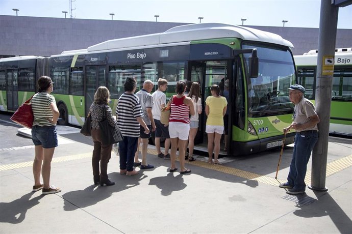 Un grupo de personas hace cola para subir a la guagua