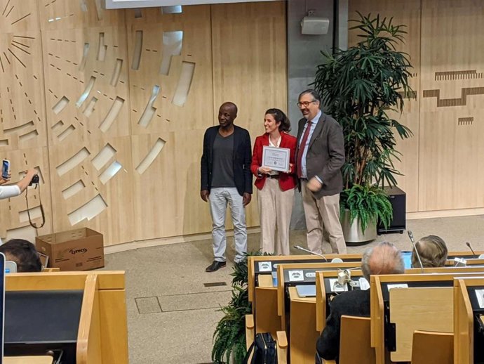 La investigadora del ICTEA de la Universidad de Oviedo Bárbara Álvarez ha sido premiada por su aportación al CERN.