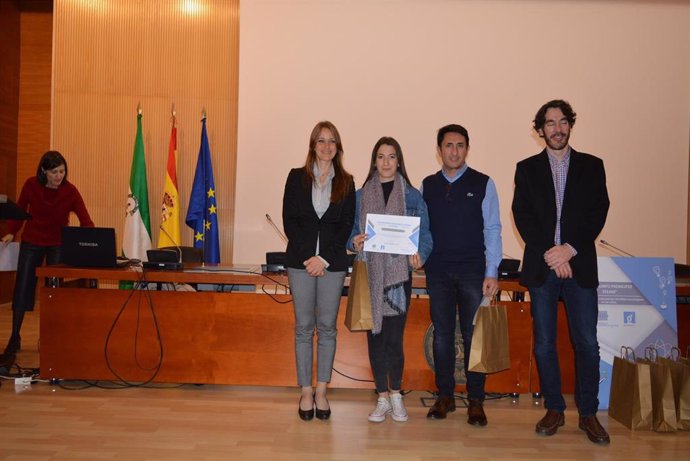 La delegada territorial de economía de la Junta en Granada, Virginia Fernández, entrega un premio