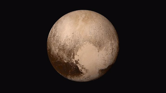 Imagen de Plutón obtenida de la combinación de imágenes del instrumento LORRI de New Horizons de la NASA y datos de color del instrumento Ralph