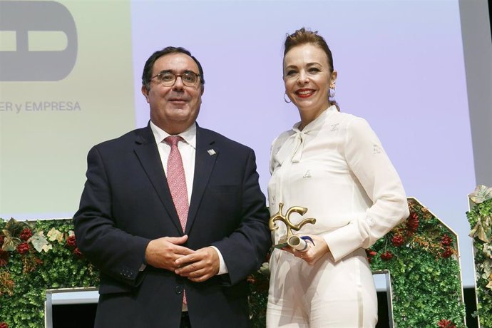 La nueva presidenta del Consejo Social de la UPO, Rocío Reinoso, con el rector, Vicente Guzmán