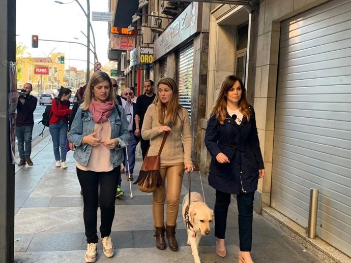 Imagen de las dos concejalas, acompañadas de una mujer invidente