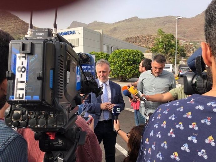 El presidente de Canarias, Ángel Víctor Torres, atiende a los medios en el exterior del Hospital Ntra. Sra. De Guadalupe