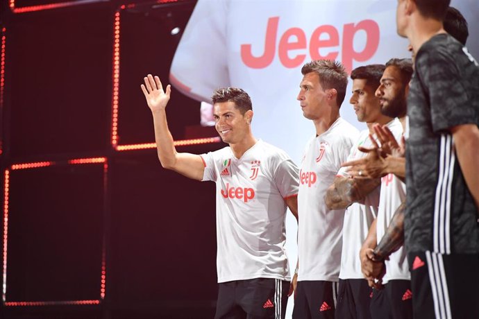 Cristiano Ronaldo saluda durante un acto en Shanghai con la Juventus