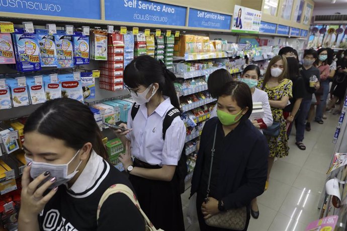 04 February 2020, Thailand, Bangkok: People queue at a pharmacy to buy face masks, following the coronavirus outbreak, while the country is facing a shortage of protective surgical masks. Photo: Patipat Janthong/SOPA Images via ZUMA Wire/dpa
