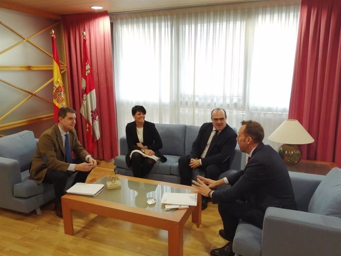 El consejero de la Presidencia, Ángel Ibáñez, recibe a representantes municipales de Ponferrada y del Consejo Comarcal del Bierzo.