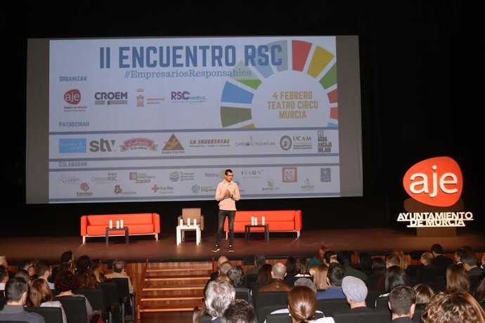 Lorenzo Albaladejo, atleta paralímpico, en el II Encuentro de RSC organizado por AJE Región de Murcia