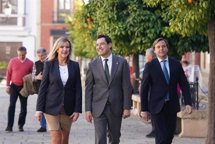 Juanma Moreno (centro) en Bujalance (Córdoba), entre la alcaldesa y el delegado del Gobierno andaluz en la provincia.